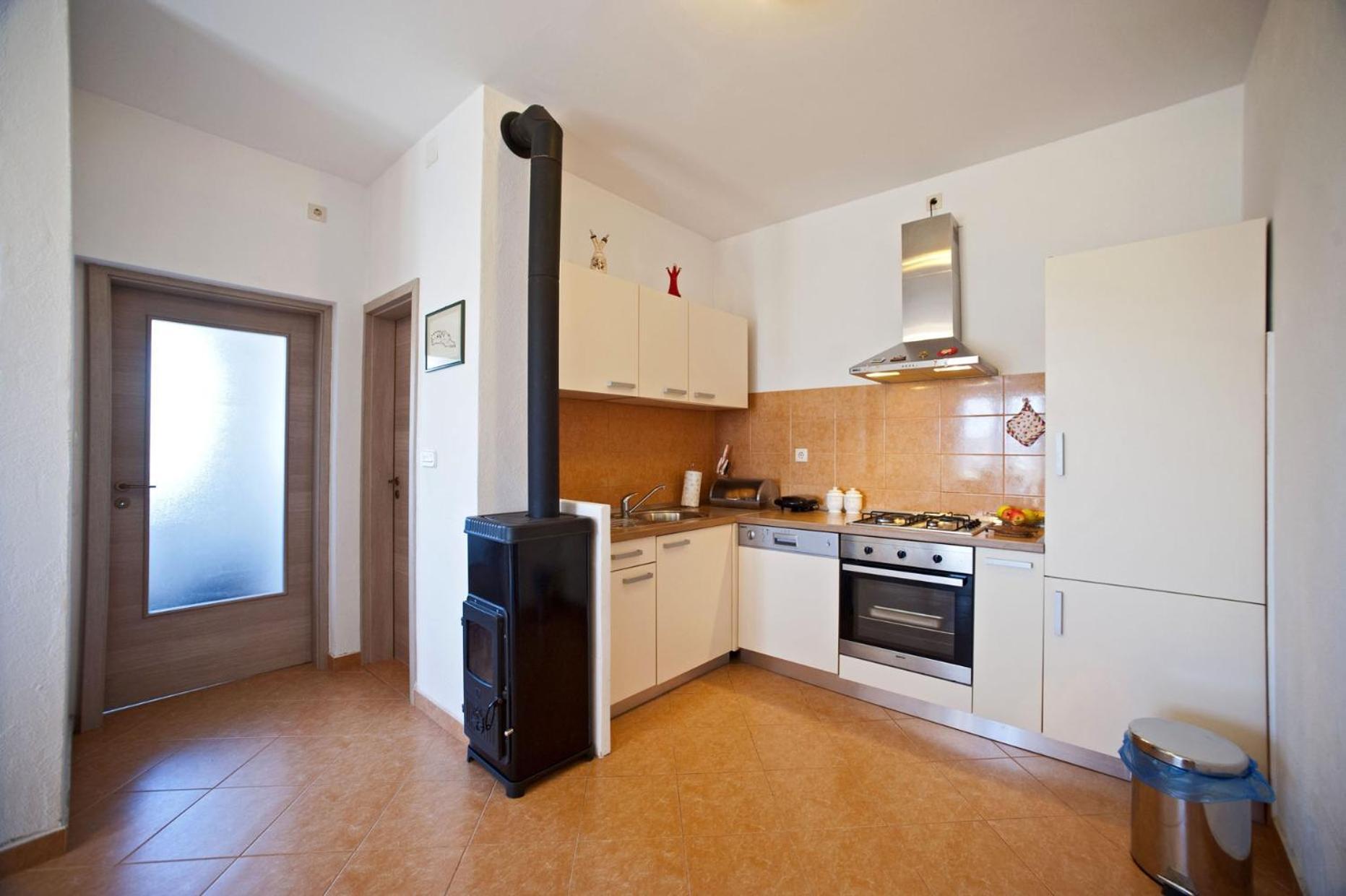 Apartments With A Parking Space Gornje Selo, Solta - 15545 Grohote Room photo